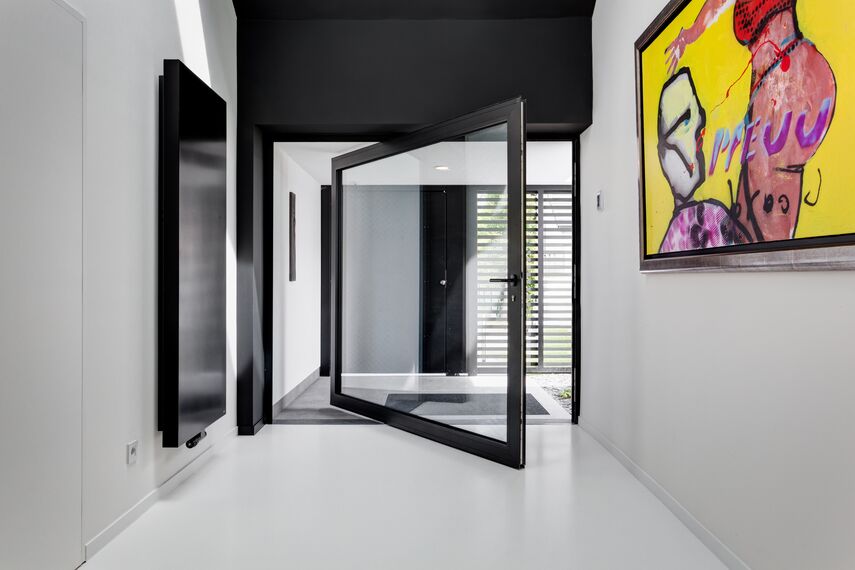 Aluminium-Drehtür in moderner Villa.