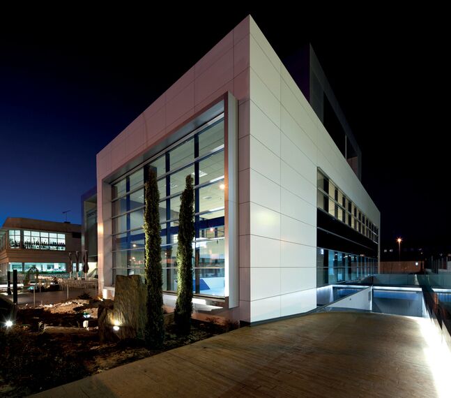 EcoSystem 50 Türen, ConceptSystem 77 Fenster, ConceptSystem 77 Türen, EcoSystem 50 Fenster und ConceptWall 50 Fassaden - Ferbocar ansässig in Madrid, Spanien