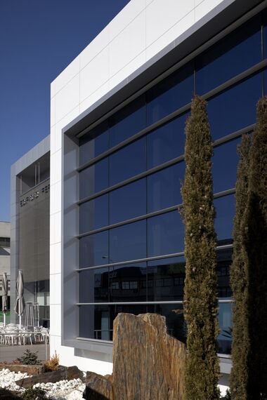 EcoSystem 50 Türen, ConceptSystem 77 Fenster, ConceptSystem 77 Türen, EcoSystem 50 Fenster und ConceptWall 50 Fassaden - Ferbocar ansässig in Madrid, Spanien