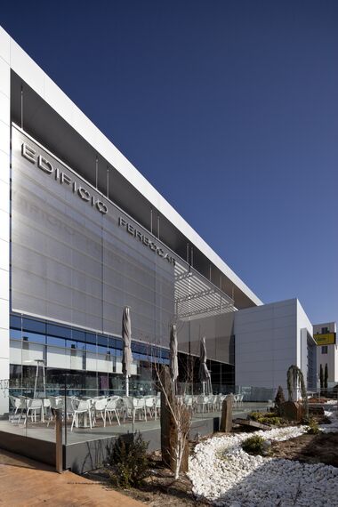 EcoSystem 50 Türen, ConceptSystem 77 Fenster, ConceptSystem 77 Türen, EcoSystem 50 Fenster und ConceptWall 50 Fassaden - Ferbocar ansässig in Madrid, Spanien