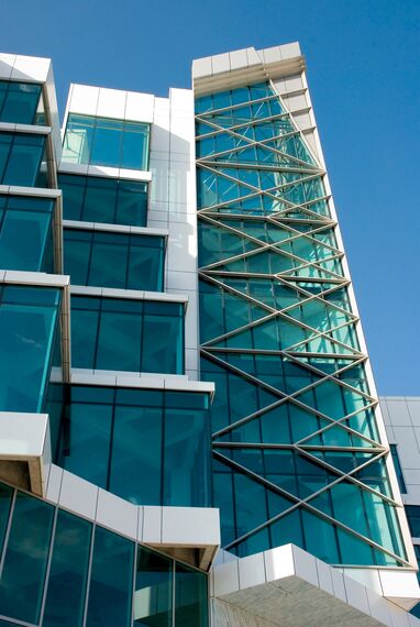ConceptWall 50 Fassaden, ConceptSystem 59Pa Türen und ConceptSystem 59Pa Fenster - Office building Al Afoo Building ansässig in Salmabad, Bahrain