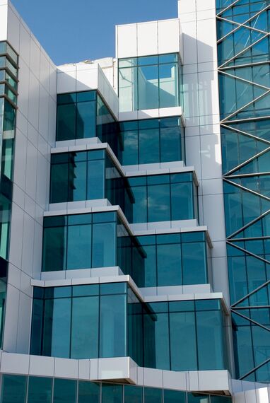 ConceptWall 50 Fassaden, ConceptSystem 59Pa Türen und ConceptSystem 59Pa Fenster - Office building Al Afoo Building ansässig in Salmabad, Bahrain