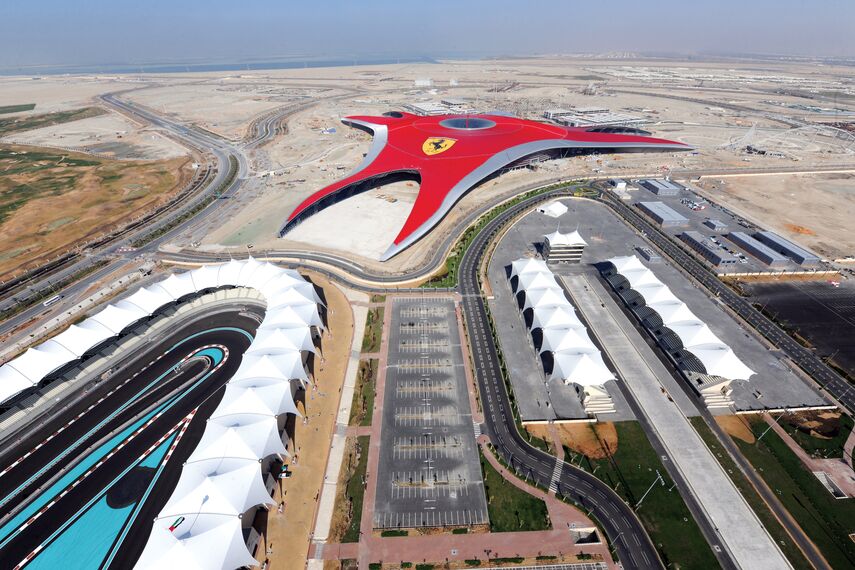 ConceptWall 86 Fassaden - Ferrari World Abu Dhabi ansässig in Abu Dhabi, Vereinigte Arabische Emirate