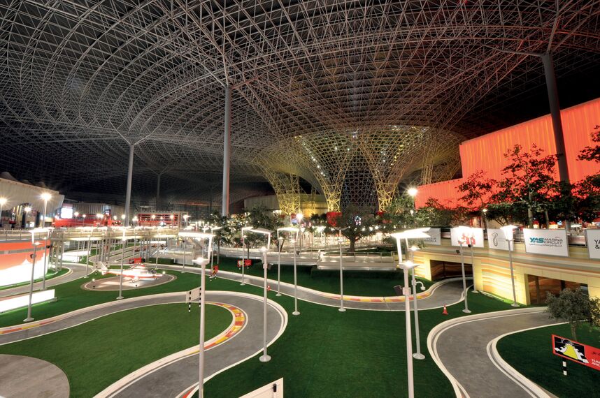 ConceptWall 86 Fassaden - Ferrari World Abu Dhabi ansässig in Abu Dhabi, Vereinigte Arabische Emirate