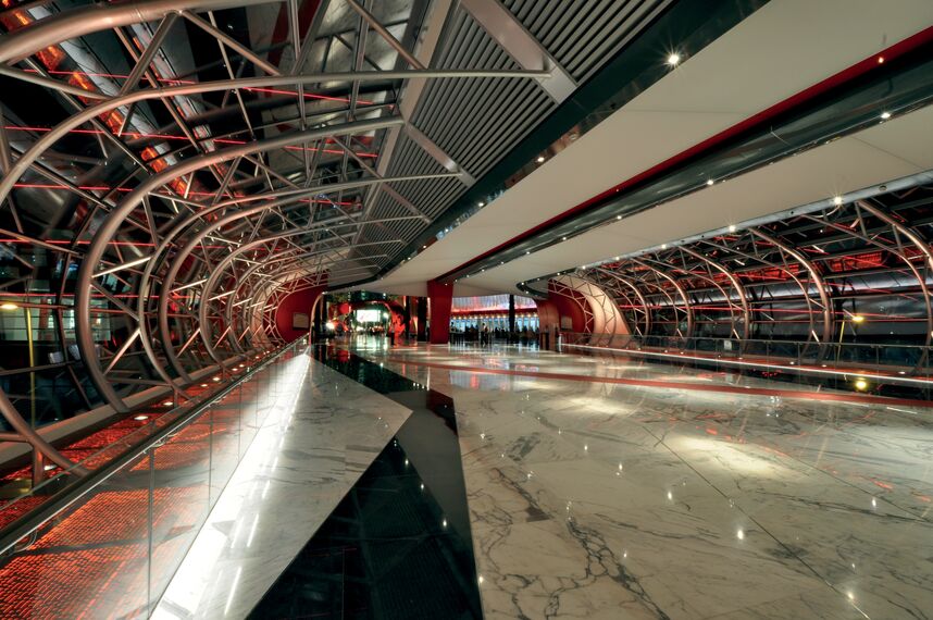 ConceptWall 86 Fassaden - Ferrari World Abu Dhabi ansässig in Abu Dhabi, Vereinigte Arabische Emirate