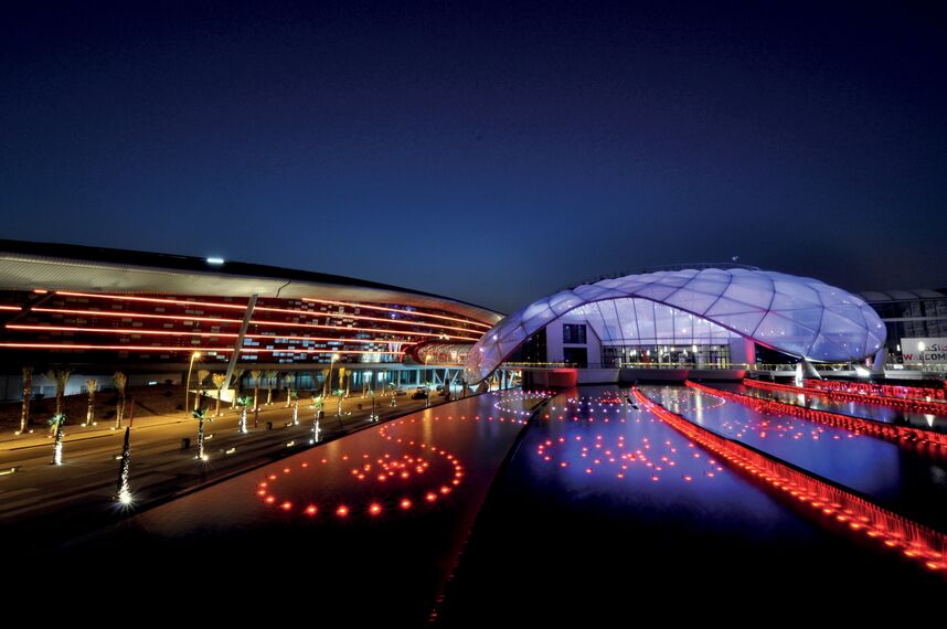 ConceptWall 86 Fassaden - Ferrari World Abu Dhabi ansässig in Abu Dhabi, Vereinigte Arabische Emirate