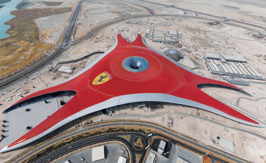 ConceptWall 86 Fassaden - Ferrari World Abu Dhabi ansässig in Abu Dhabi, Vereinigte Arabische Emirate