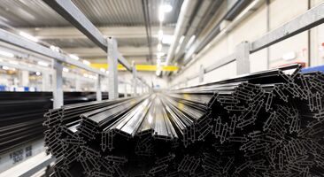 Synthetische Thermostreifen, gestapelt in Eisenchassis im Lager.