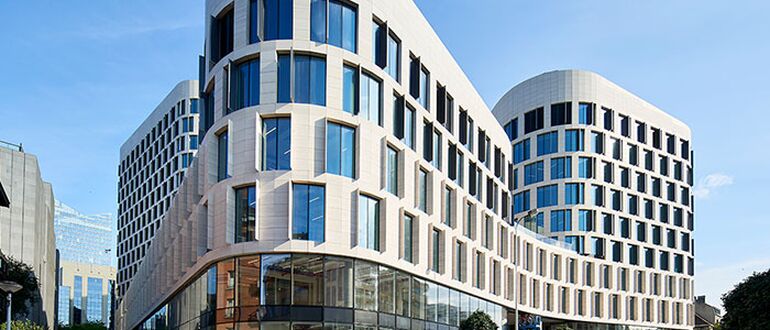 Vorderansicht des Geschäftsgebäudes Quatuor in Brüssel, Belgien.