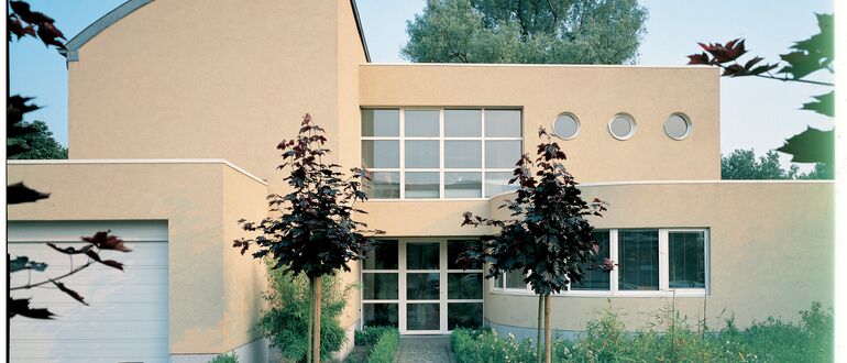 Alter Baustil mit gelben Ziegeln.