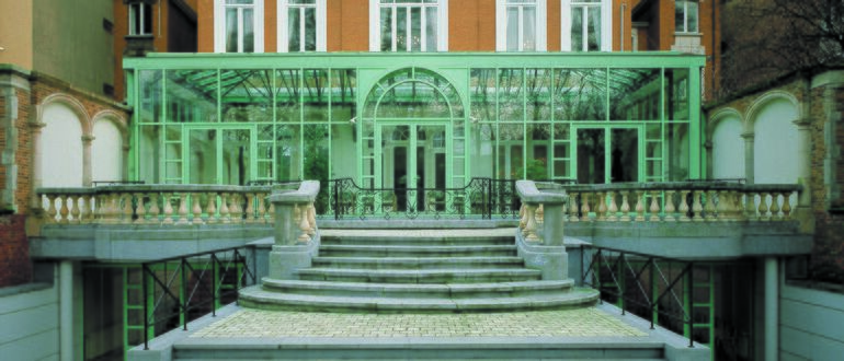 Altbaufassade aus Aluminium in Grün.