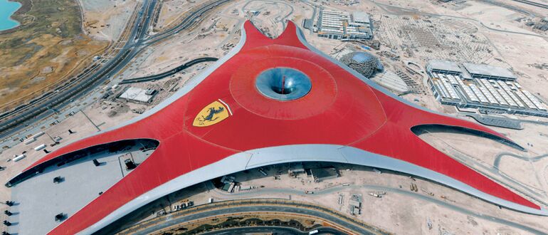 Luftaufnahme der Ferrari World in Abu Dhabi.