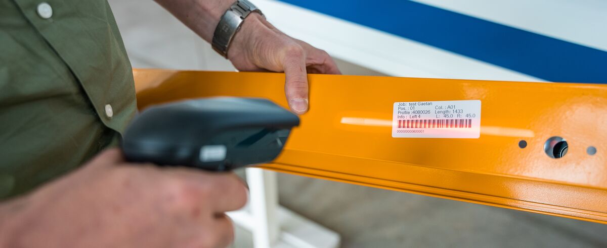Der Verarbeiter scannt den Barcode auf dem Aluminiumprofil.