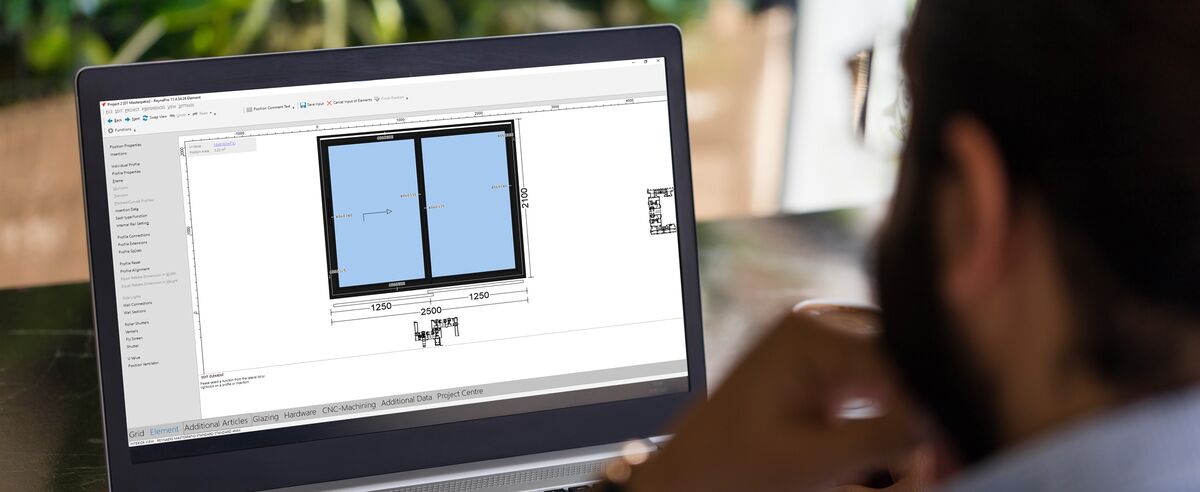 Verarbeiter berät ReynaPro auf seinem Laptop.
