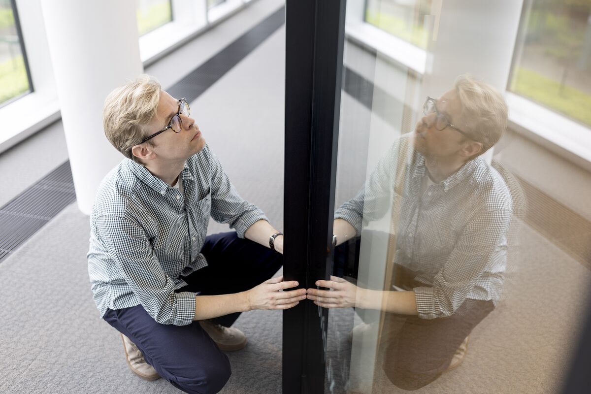 Mann mit Brille mit schwarzem Aluminiumprofil.