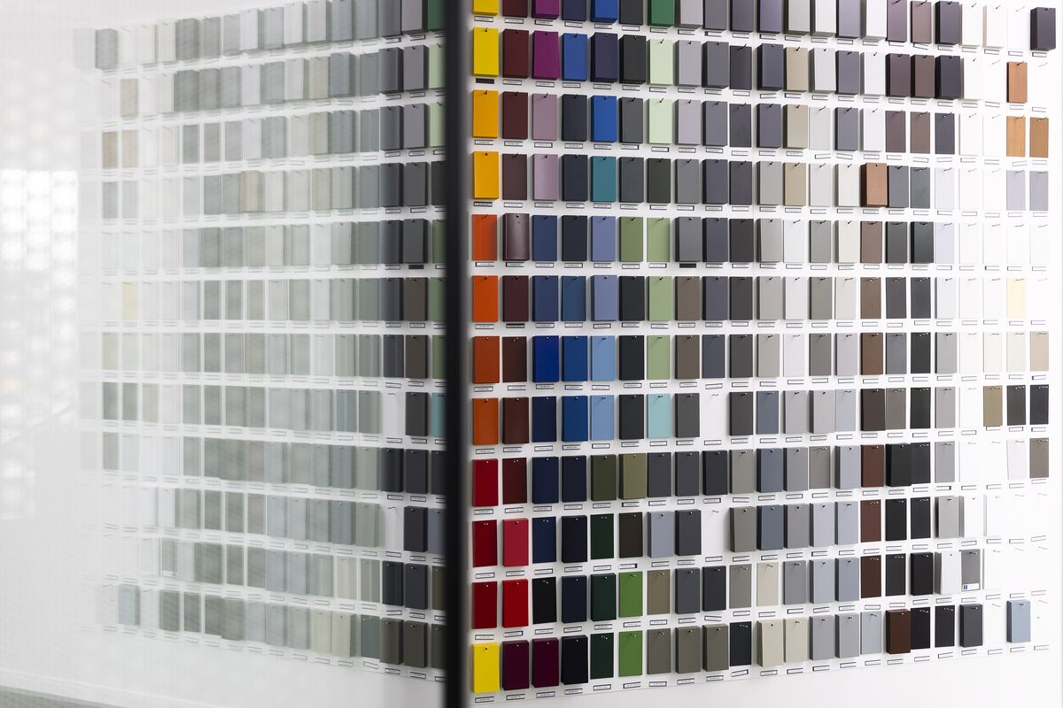 Farbmusterwand in verschiedenen Farben auf reynaers Campus.