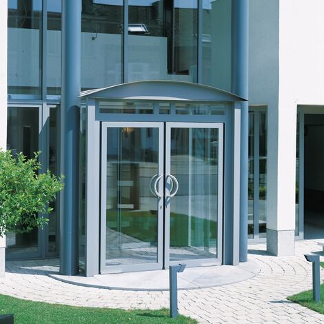 Eine Drehtür aus Aluminium.