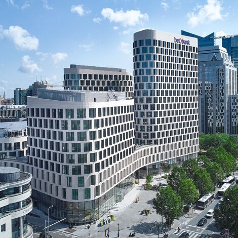Futuristisches weißes Bürogebäude mit Kurven in Brüssel.