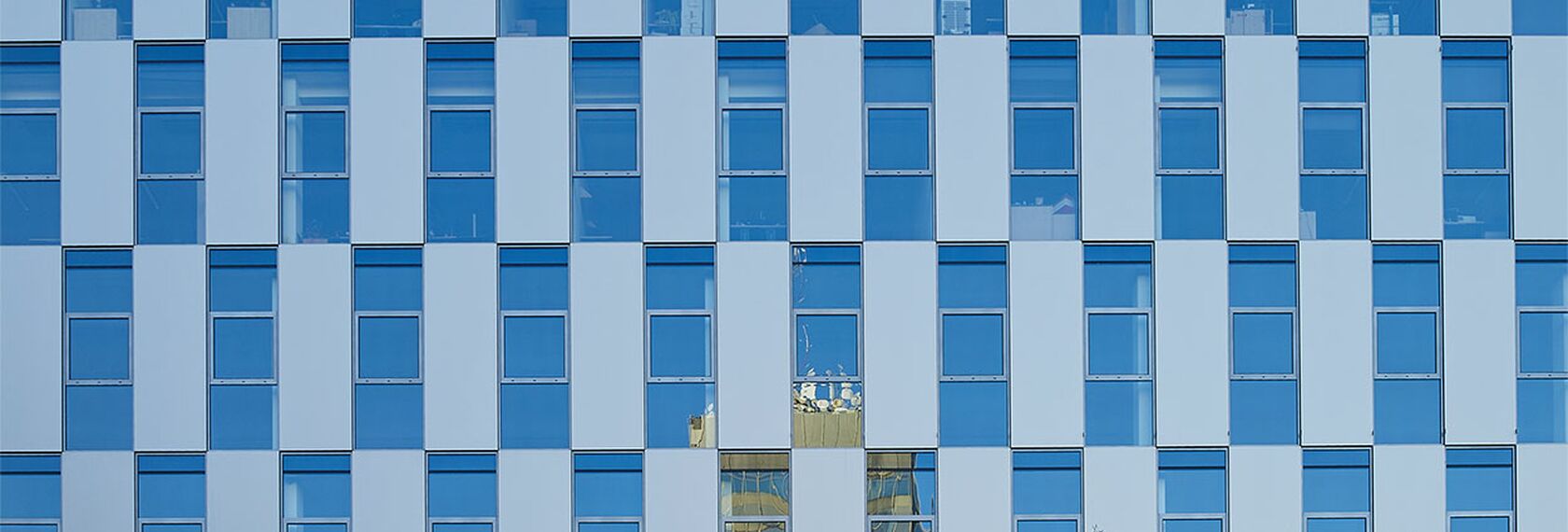 Detailansicht der Außenansicht der Elementfassade des Crystal-Gebäudes in Prag.