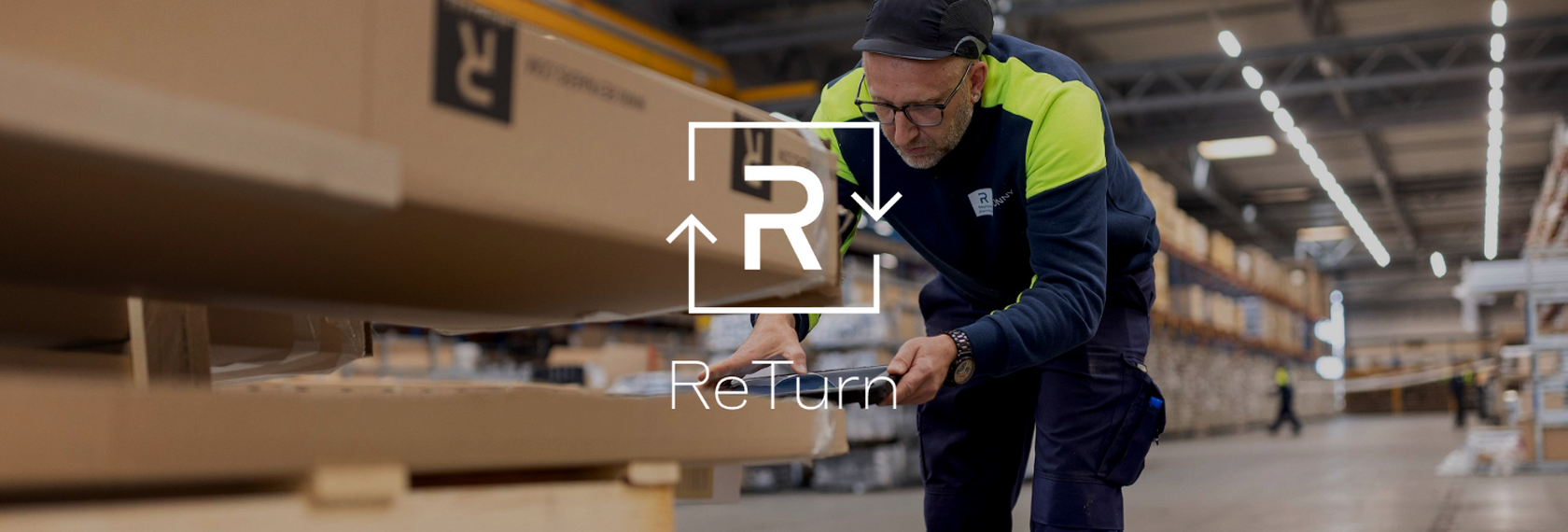 ReTurn-Logo vor dem Lagerarbeiter, der Pakete kontrolliert