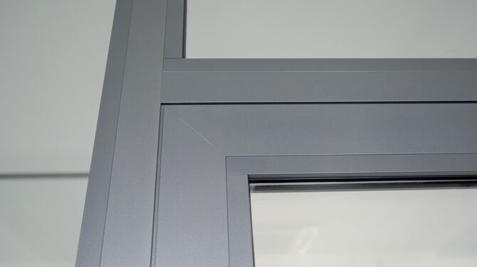 Detail einer grauen, flächenbündigen Tür.