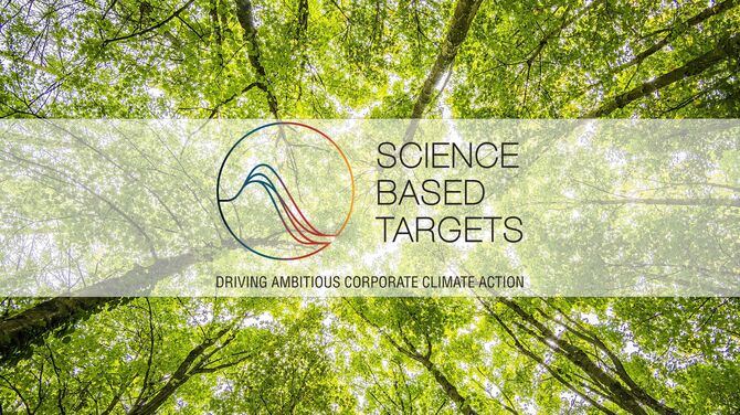 Das Logo der Science Based Targets Initiative vor grünen Baumkronen.