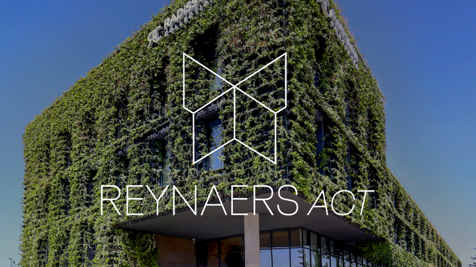 reynaers Act-Logo vor der Fassade eines grünen Gebäudes.