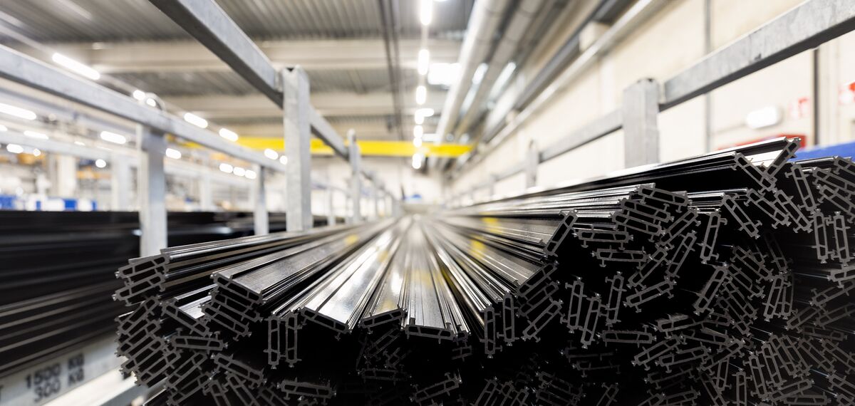 Synthetische Thermostreifen, gestapelt in Eisenchassis im Lager.