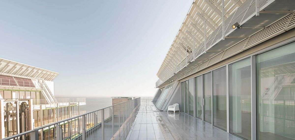 HiFinity Schieben und Falten, ConceptSystem 59Pa Türen, ConceptWall 50 Fassaden und SlimLine 38 Ferro Fenster - Wohnungskomplex Prata Riverside village ansässig in Lisbon, Portugal