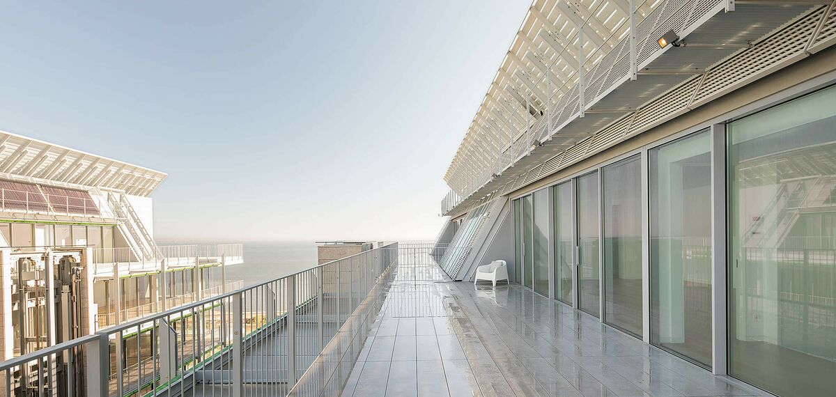 HiFinity Schieben und Falten, ConceptSystem 59Pa Türen, ConceptWall 50 Fassaden und SlimLine 38 Ferro Fenster - Wohnungskomplex Prata Riverside village ansässig in Lisbon, Portugal