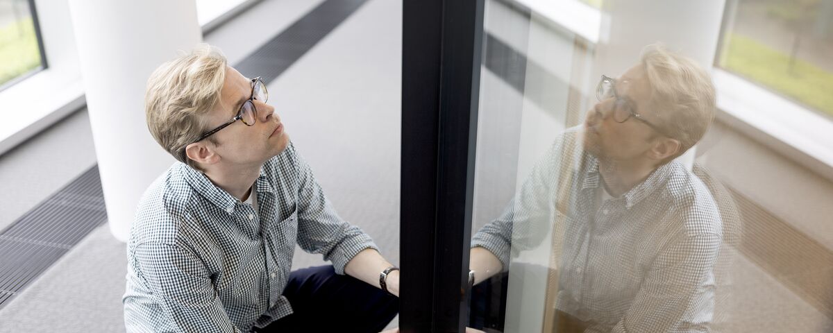 Mann mit Brille mit schwarzem Aluminiumprofil.