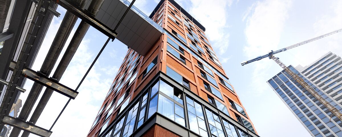 Von unten wirkte ein orangefarbenes Hochhaus.