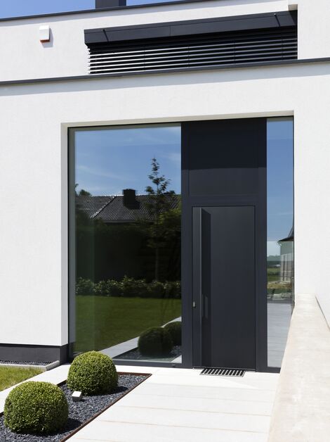 Schwarze Aluminium-Paneeltür in einem modernen Zuhause.