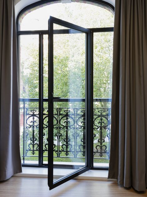 SlimLine 38 Balkontür mit Öffnung zum französischen Balkon.
