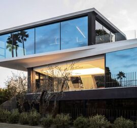 Modernes Haus mit großen Reynaers Aluminium und schlankem, minimalistischem Design.