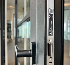 DigiTrace personalisiertes Etikett auf schwarzer Tür.