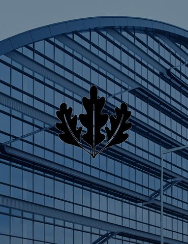 LEED-Logo vor modernem Bürogebäude.