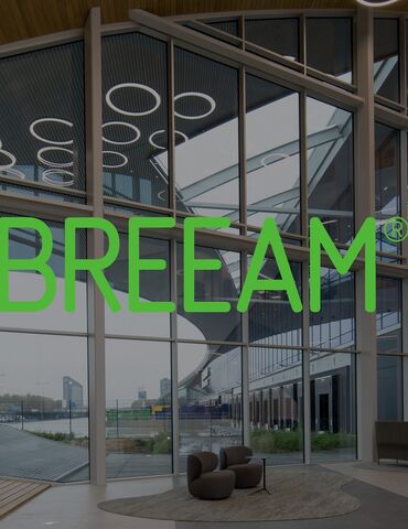 BREEAM-Logo vor dem modernen Distributionszentrum.