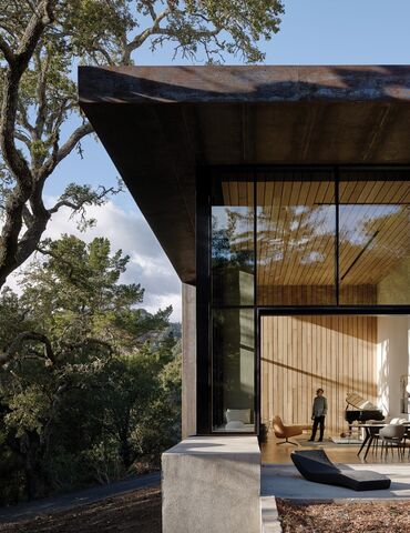 Moderne Betonvilla im Wald.