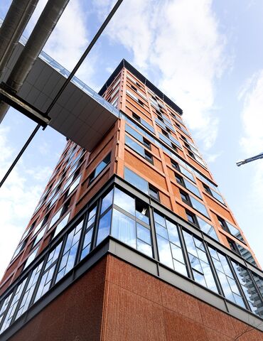 Von unten wirkte ein orangefarbenes Hochhaus.