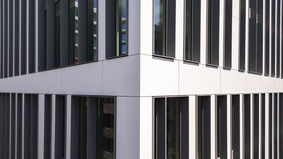 Nahaufnahme der verglasten Fassade