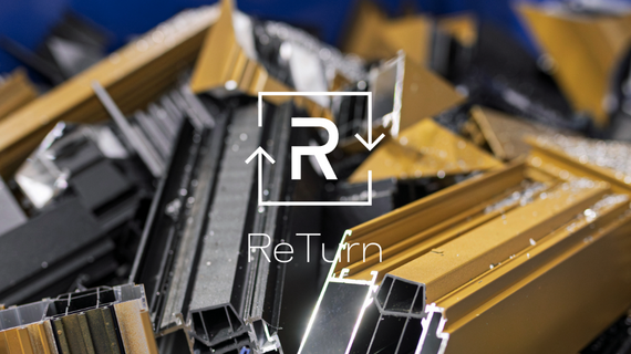 ReTurn-Logo vor einem Haufen Aluminiumschrott in einer blauen Kiste.