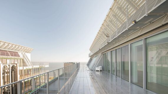 HiFinity Schieben und Falten, ConceptSystem 59Pa Türen, ConceptWall 50 Fassaden und SlimLine 38 Ferro Fenster - Wohnungskomplex Prata Riverside village ansässig in Lisbon, Portugal