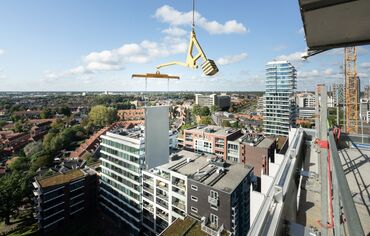 Modulares Gebäudepaneel neben dem Wolkenkratzer angehoben.