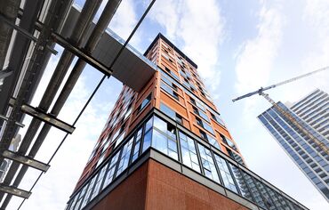 Von unten wirkte ein orangefarbenes Hochhaus.